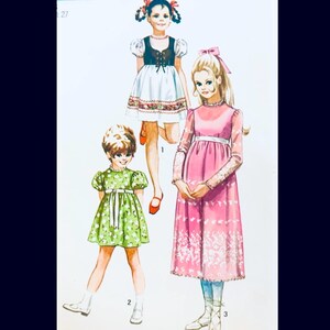 Peut inclure: Illustration de trois robes vintage pour filles. La première robe est blanche avec un corsage noir et une bordure florale. La seconde est verte avec un motif floral. La troisième est rose avec un motif floral blanc et des manches longues.