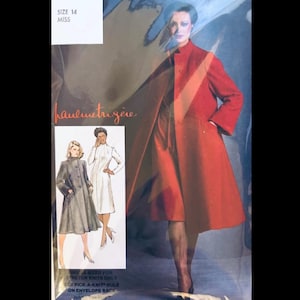 Puede incluir: Un patrón de costura vintage para un abrigo talla Miss 14. El patrón presenta un diseño de abrigo rojo en la parte delantera, con ilustraciones de otros estilos de abrigo. La marca "paulinetrigère" es visible. El patrón está diseñado para tejidos de punto elásticos.