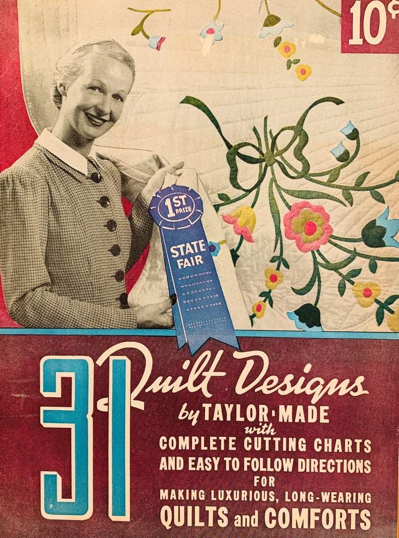 K&ouml;nnte beinhalten: Vintage-Zeitschriften-Cover mit einer Frau, die einen Quilt mit floralen Stickereien und einem blauen Band mit der Aufschrift "1. Preis State Fair" h&auml;lt. Das Cover wirbt f&uuml;r "31 Quilt-Designs" mit Zuschnitttabellen und Anleitungen zur Herstellung von Quilts und Komfort.