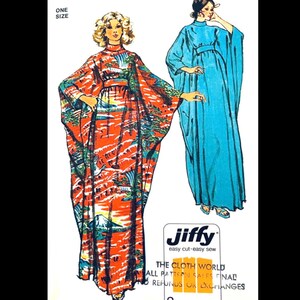 Può includere: Modello di cucito vintage con due abiti lunghi. Uno è arancione con stampa tropicale, l'altro è azzurro. Il modello è etichettato "Jiffy" e indica "TAGLIA UNICA". È visibile anche il testo "THE CLOTH WORLD".