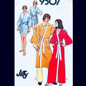 Puede incluir: Un sobre de patrón de costura etiquetado 9507 y Jiffy con ilustraciones de batas. Un diseño es una bata corta de color azul claro, mientras que las otras opciones incluyen una bata larga amarilla y una roja, todas con ribetes blancos y bolsillos.