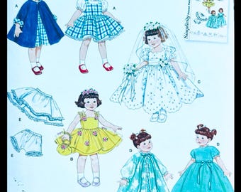 Könnte beinhalten: Ein Schnittmuster für 20,5 cm große Puppenkleider. Das Schnittmuster beinhaltet einen blauen Umhang, ein kariertes Kleid, ein weißes Kleid mit Schleier, ein gelbes Kleid, einen blauen Morgenmantel und ein türkisfarbenes Kleid. Das Schnittmuster enthält auch Anleitungen für die Herstellung eines Petticoats und einer Blümchen.