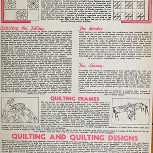 K&ouml;nnte beinhalten: Eine Vintage-Seite aus einem Quilting-Ratgeber mit Texten zum Setzen von Bl&ouml;cken, Ausw&auml;hlen der F&uuml;llung, R&auml;ndern und Futter. Die Seite enth&auml;lt Illustrationen von Steppmustern und Quiltrahmen und bietet Anweisungen und Ratschl&auml;ge f&uuml;r Quilter.