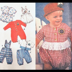 Può includere: Un cartamodello per abiti da bambino con sei diversi design. I design includono una tuta rossa, una salopette a quadri blu e bianchi, una salopette a righe bianche e blu, una salopette bianca con stampa floreale, un vestito con stampa floreale blu e bianco e un vestito a quadri rossi e bianchi con un volant bianco e un'applicazione a forma di girasole. Il cartamodello è etichettato con le lettere da A a F.