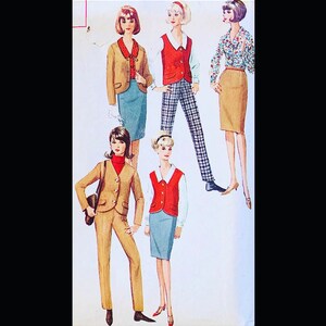 Op de afbeelding: Vier vrouwen dragen verschillende outfits. De vrouw links draagt een bruin pak met een wit blouse. De vrouw in het midden draagt een rode vest over een wit blouse en een geruite broek. De vrouw rechts draagt een bloezen met bloemenprint en een bruine rok. De vrouw op de achtergrond draagt een bruin jasje met een wit blouse en een bruine rok.