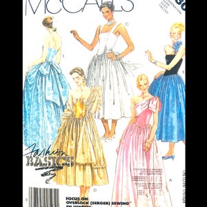 Może przedstawiać: Wzór do szycia vintage McCall's z ilustracjami sukni wieczorowych. Okładka przedstawia projekty sukienek w kolorach białym, niebieskim, różowym i złotym. Tekst zawiera "Fashion Basics" i "Focus on Overlock (Serger) Sewing".