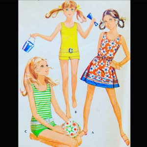 Może przedstawiać: Ilustracja w stylu vintage przedstawiająca trzy młode dziewczyny w strojach kąpielowych. Jedna ma na sobie żółty strój kąpielowy z paskiem, druga sukienkę w kwiaty, a trzecia pasiasty strój kąpielowy. Każda dziewczyna trzyma akcesorium plażowe.