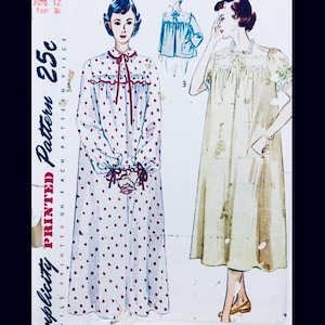 Könnte beinhalten: Vintage Simplicity-Schnittmuster mit Illustrationen von Nachthemden für Damen. Ein Nachthemd ist weiß mit roten Punkten und einer roten Schleife. Das andere ist hellgelb. Das Muster ist mit "Printed on Each Pattern Piece" gekennzeichnet und kostet 25c.