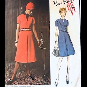 Pode incluir: Um padrão de costura vintage para um vestido com decote em V e mangas curtas. O padrão é para um vestido com um corpete ajustado e uma saia ligeiramente rodada. O padrão é de Pierre Balmain e é da década de 1960.