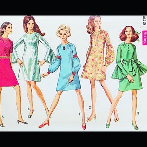 Puede incluir: Un patrón de costura vintage que presenta cinco diseños de vestidos diferentes. Los vestidos son todos cortos y tienen mangas largas. El patrón es para las tallas 16 y 38. El texto "NEW Sizing" está impreso en el patrón.