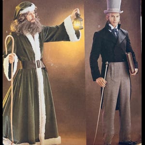Op de afbeelding: Een donkergroene fluwelen mantel met witte imitatiebontrand, bijpassende muts, bruine riem en houten staf, naast een zwarte pandjesjas, grijze broek, grijze hoge hoed en een bruin boek, die twee verschillende historische kostuumstijlen tonen.