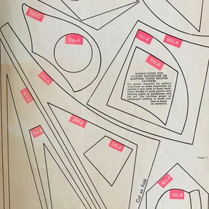 K&ouml;nnte beinhalten: Eine Vintage-Seite mit verschiedenen geometrischen Schnittmustern mit schwarzen Umrissen und roten Etiketten. Der Text enth&auml;lt Anweisungen zur Herstellung von Schmirgelpapier- oder L&ouml;schpapier-Mustern und Nahtzugaben.