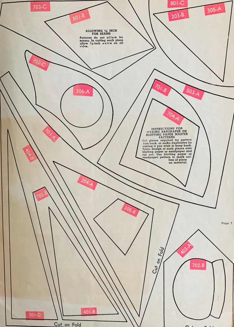 K&ouml;nnte beinhalten: Eine Vintage-Seite mit verschiedenen geometrischen Schnittmustern mit schwarzen Umrissen und roten Etiketten. Der Text enth&auml;lt Anweisungen zur Herstellung von Schmirgelpapier- oder L&ouml;schpapier-Mustern und Nahtzugaben.