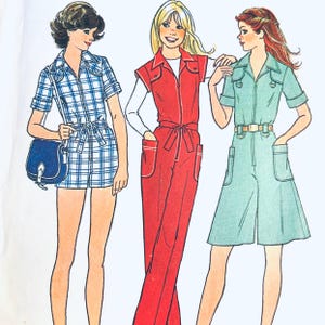 Puede incluir: Ilustración de tres mujeres con monos vintage. La primera lleva un mono corto a cuadros azules y blancos con cinturón a juego y un bolso azul. La segunda lleva un mono rojo con una camisa blanca debajo. La tercera lleva un mono verde claro con cinturón.