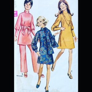 Könnte beinhalten: Eine Vintage-Illustration von drei Frauen, die verschiedene Mini-Kleider tragen. Die Frau links trägt ein rosa Kleid mit einem passenden Hosenanzug. Die Frau in der Mitte trägt ein blaues und goldenes gemustertes Kleid. Die Frau rechts trägt ein gelbes Kleid mit einer goldenen Halskette.