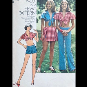 Puede incluir: Un patrón de costura vintage que muestra a dos mujeres con un top y una falda de cuadros rojos y blancos, y un top y pantalones de mezclilla azul. El patrón incluye instrucciones sobre cómo coser un estilo "hip-hugger".