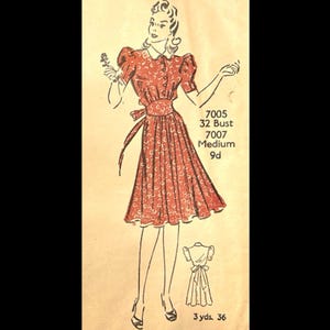 Op de afbeelding: Een vintage naaipatroon voor een rood-wit gebloemde jurk met pofmouwen en een strik in de taille. Het patroonnummer is 7005, maat 32 buste, 7007, medium, 9 yards.