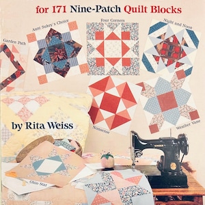 Peut inclure: Un livre de patrons de couture vintage intitulé "TEMPLATES for 171 Nine-Patch Quilt Blocks" par Rita Weiss. La couverture présente divers motifs de blocs de courtepointe, dont "Aunt Sukey's Choice" et "Ohio Star". Une machine à coudre Singer noire est visible.