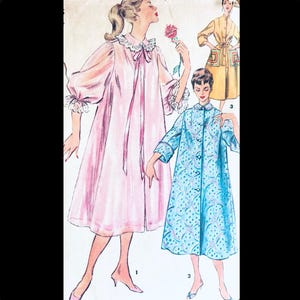 Puede incluir: Ilustración vintage de tres batas. La primera es una bata rosa claro de manga larga con ribete de encaje y lazo. La segunda es una bata azul con un estampado floral. La tercera es una bata amarilla con un diseño geométrico.