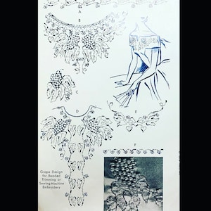 Könnte beinhalten: Eine Schwarzweiß-Zeichnung eines Traubenmusters für Perlenbesatz oder Nähmaschinen-Stickerei. Das Muster zeigt eine Traube mit Blättern und Ranken. Das Muster ist mit "Grape Design for Beaded Trimming or Sewing Machine Embroidery" beschriftet.