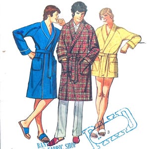 Puede incluir: Una ilustración de patrón de costura vintage que muestra tres estilos de batas: una bata azul sólida con ribete blanco, una bata a cuadros rojos y negros, y una bata corta amarilla. Cada bata incluye un cinturón, bolsillos delanteros y mangas largas.