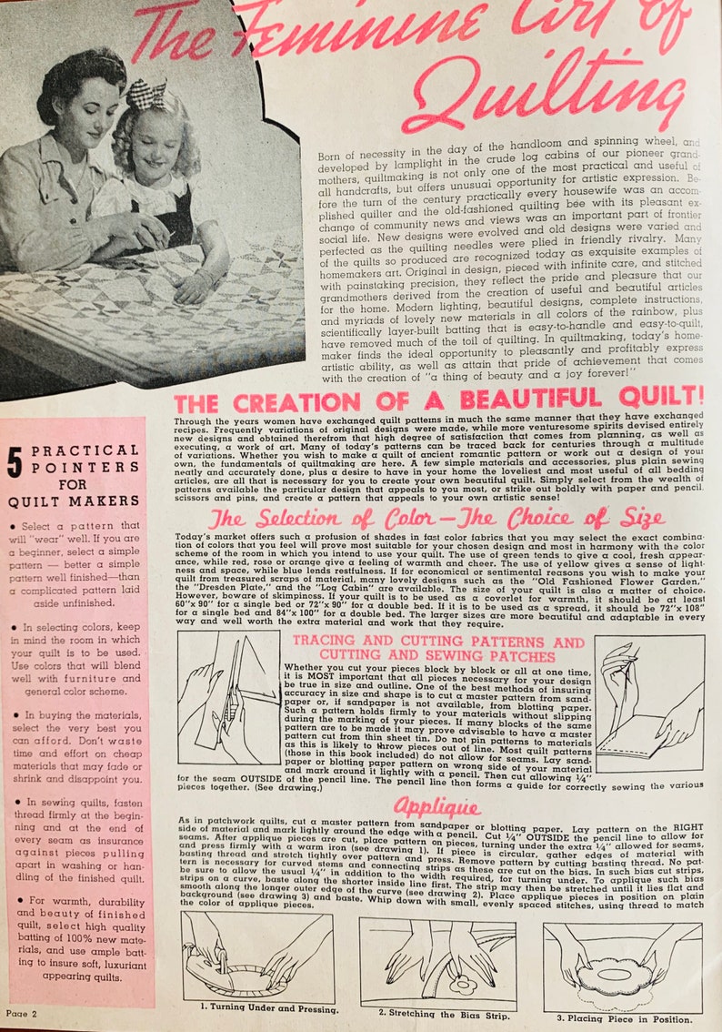 K&ouml;nnte beinhalten: Vintage Zeitschriftenseite &uuml;ber das Quilten, mit einer Frau und einem Kind. Der Text hebt praktische Tipps f&uuml;r Quilter, Farbauswahl und Schnittmuster hervor. Die Seite stammt aus einer Vintage-Zeitschrift.