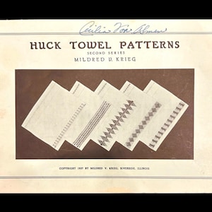 Può includere: Un libretto vintage intitolato "Huck Towel Patterns, Second Series" di Mildred V. Krieg. La copertina presenta uno sfondo marrone con cinque asciugamani bianchi che mostrano diversi motivi di ricamo.