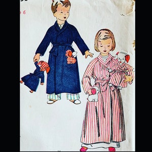 Pode incluir: Uma ilustração de molde de costura vintage com duas figuras em roupões. Uma figura veste um roupão azul-marinho liso com cinto e calças às riscas azul-claras. A outra veste um roupão de abotoamento duplo com riscas vermelhas e brancas.