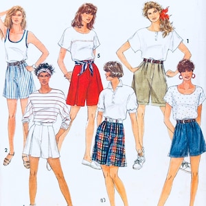 Puede incluir: Ilustración de varios conjuntos de pantalones cortos y tops. Los conjuntos incluyen una camiseta sin mangas blanca con ribete azul y pantalones cortos a rayas, una camiseta blanca con pantalones cortos rojos y un polo blanco con una falda a cuadros. Cada conjunto se combina con un cinturón.