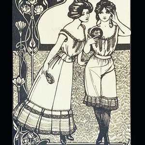 Könnte beinhalten: Schwarz-Weiß-Illustration von zwei Frauen in Vintage-Kleidern. Eine Frau hält einen kleinen, runden Gegenstand, die andere schaut zu. Die Kleider haben dekorative Verzierungen und sind vor einem floralen und geometrischen Hintergrund dargestellt.