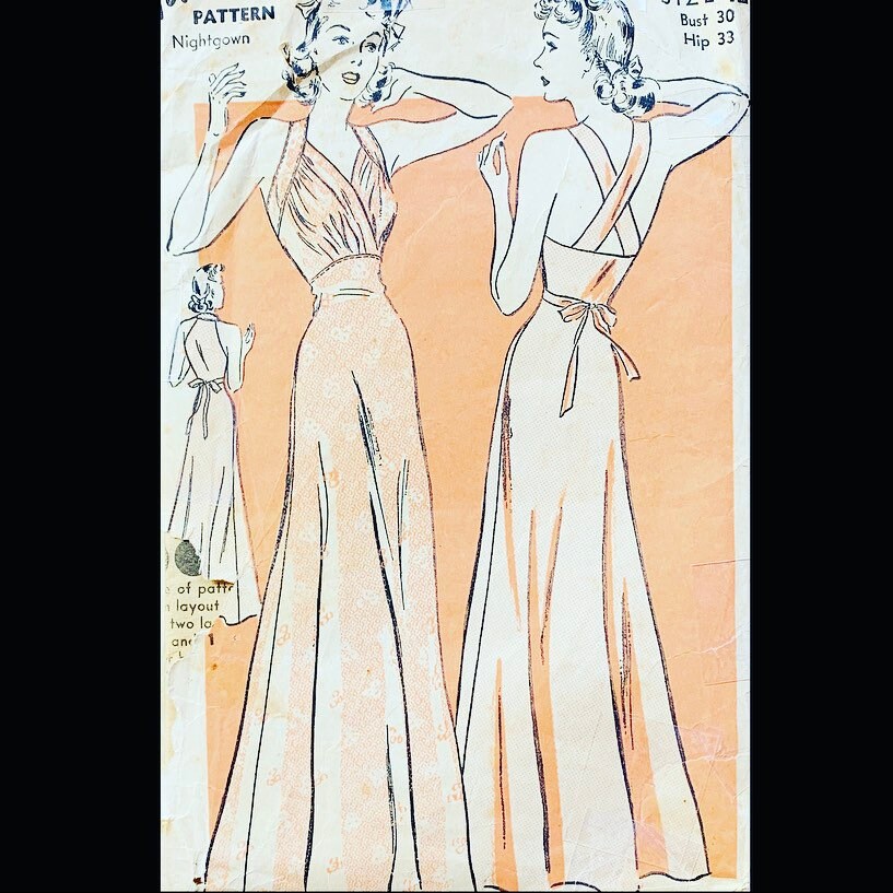 1938 - Chanel evening gown  Vintage fashion, Vintage outfits, Formal  evening wear