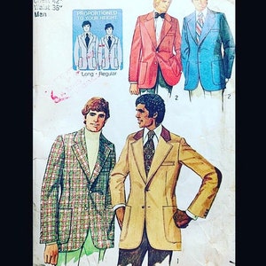 Peut inclure: Un patron de couture vintage pour des blazers pour hommes. Le patron comprend des instructions pour réaliser trois styles de blazers différents : un blazer rouge, un blazer bleu et un blazer à carreaux. Le patron comprend également des instructions pour réaliser un pantalon assorti.