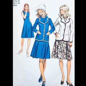 Puede incluir: Patrón de costura vintage con tres diseños de moda femenina. Los diseños incluyen un vestido azul, un traje azul con ribete blanco y una chaqueta blanca con una falda floral. El texto en el patrón dice "Size 18 Bust 40 Miss."
