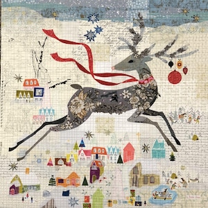 Peut inclure: Une courtepointe sur le thème de Noël avec un renne gris orné de motifs floraux, de rubans rouges et d'une boule rouge. La courtepointe présente un village d'hiver avec des maisons colorées, des arbres et des étoiles, sur fond d'écriture manuscrite.