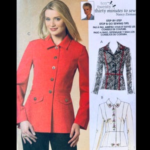 Puede incluir: Una mujer con una blazer roja con botones dorados y bolsillos. La imagen también incluye un patrón de costura con ilustraciones de chaquetas y el texto "ten twenty thirty minutes to sew" y "STEP-BY-STEP STOP & GO SEWING TIPS".