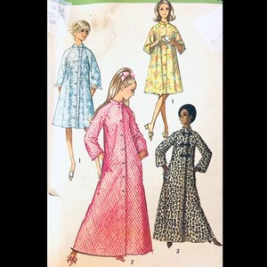 Può includere: Un'illustrazione di un cartamodello vintage che presenta quattro diversi modelli di vestaglie. Sono raffigurate una vestaglia azzurra a fiori, una gialla a fiori, una lunga vestaglia rosa trapuntata e una lunga vestaglia con stampa leopardata.