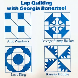 Puede incluir: Una página de un libro de acolchado con cuatro patrones de bloques de acolchado diferentes. Los patrones se llaman "Attic Windows", "Postage Stamp Basket", "Love Ring" y "Kansas Trouble". Los patrones están delineados en azul sobre un fondo blanco.