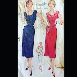 Può includere: Modello di cucito vintage con tre abiti per donne. Il primo abito è un abito blu navy con scollo rotondo e una gonna che arriva al ginocchio. Il secondo abito è un abito rosso con scollo rotondo e una gonna che arriva al ginocchio. Il terzo abito è un abito bianco con scollo rotondo e una gonna che arriva al ginocchio. Il modello è intitolato "Facile da realizzare".
