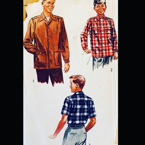 以下が含まれることがあります： 異なるシャツを着た少年のヴィンテージイラストが3つあります。最初のイラストは、茶色のコーデュロイジャケットを着た少年を描いています。2番目のイラストは、赤と白のチェックシャツを着た少年を描いています。3番目のイラストは、青と白のチェックシャツを着た少年を描いています。