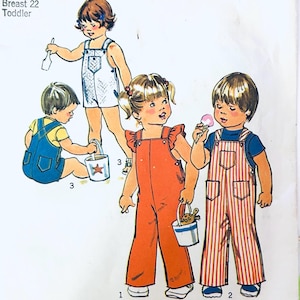 Pode incluir: Uma ilustração de molde de costura para roupas de criança pequena, tamanho 3, peito 22. A imagem mostra quatro crianças vestindo vários estilos de jardineiras, incluindo um modelo laranja sólido, uma jardineira listrada de vermelho e branco e shorts.