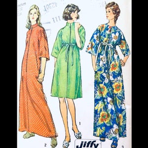 Könnte beinhalten: Vintage Schnittmuster mit drei bodenlangen Roben. Die Roben sind in Orange mit weißen Punkten, einfarbigem Grün und blauem Blumendruck dargestellt. Jede Robe hat einen Reißverschluss und eine Schleife in der Taille. Das Jiffy-Markenlogo ist sichtbar.