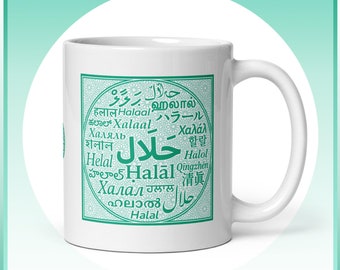 Puede incluir: Taza de cerámica blanca con un diseño verde que presenta la palabra "Halal" escrita en varios idiomas, incluyendo árabe, inglés, francés, alemán, español y japonés.