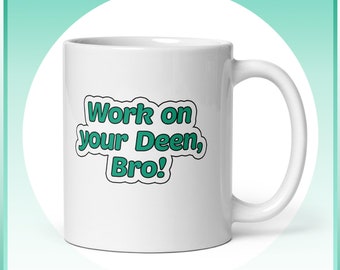 Puede incluir: Taza de café de cerámica blanca con una pegatina verde y negra que dice "Trabaja en tu Deen, Bro!"