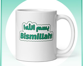 Puede incluir: Taza de cerámica blanca con un gráfico verde que dice "Bismillah!" en árabe e inglés.