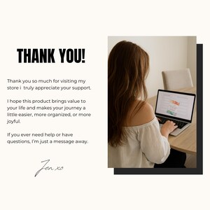 Op de afbeelding: Afbeelding met de tekst "THANK YOU!" in vette zwarte letters, gevolgd door een bedankbericht. Een persoon zit aan een houten bureau en gebruikt een laptop. Het laptopscherm toont een kleurrijke grafiek.