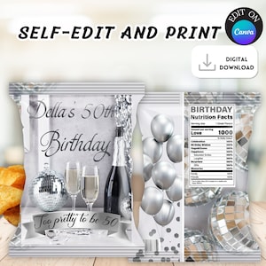 Könnte beinhalten: Ein druckbares Chipstüten-Design für eine 50. Geburtstagsfeier. Die Tüte ist in Silber und Weiß gehalten und zeigt eine Discokugel, Champagnergläser und Ballons. Der Text auf der Tüte lautet "Della's 50th Birthday" und "Too pretty to be 50". Auf der Rückseite der Tüte befindet sich ein Etikett mit "Birthday Nutrition Facts" und einer humorvollen Liste von Zutaten wie "Liebe", "Umarmungen & Küsse" und "Lachen".