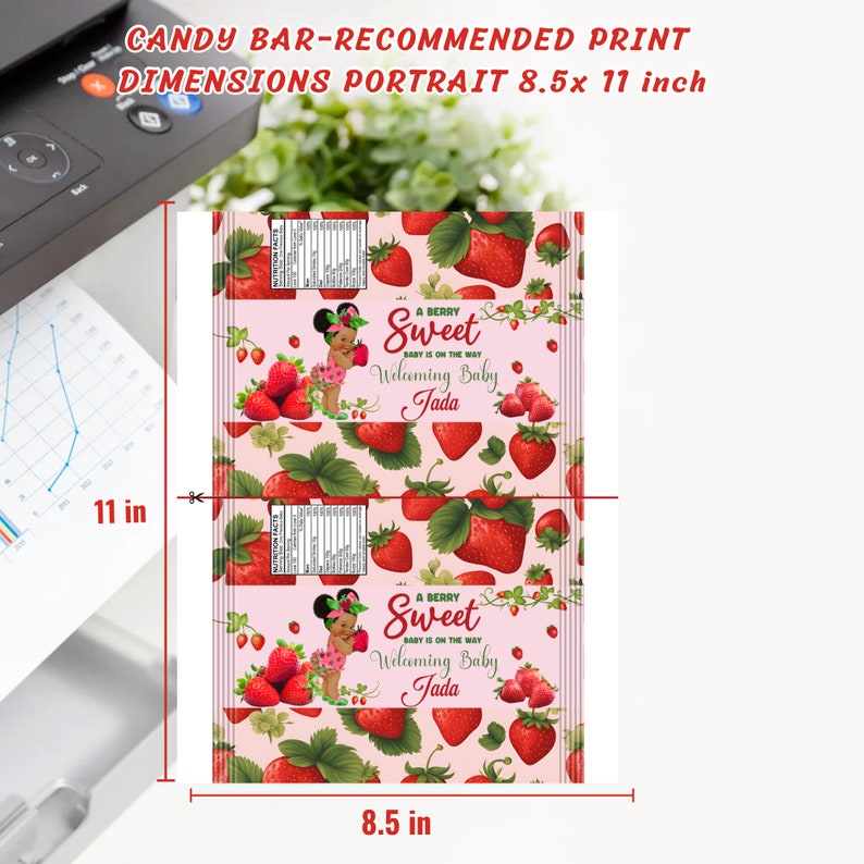 Puede incluir: Dos envoltorios de barrita de caramelo rosa y blanco con un patr&oacute;n de fresa. Los envoltorios tienen una pancarta verde con el texto "A Berry Sweet Baby is on the way Welcoming Baby Jada".