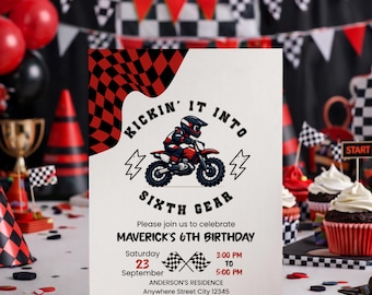 Pode incluir: Cartão de convite branco com um design de bandeira quadriculada vermelha e preta, apresentando um gráfico de motocicleta e o texto "KICKIN' IT INTO SIXTH GEAR". O convite é para o 6º aniversário de Maverick, com data, hora e informações de RSVP.