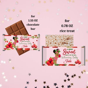 Puede incluir: Un beb&eacute; muy dulce est&aacute; en camino - Bienvenida beb&eacute; Jada. Dos cajas de regalo, una con una barra de chocolate y otra con golosinas de arroz, decoradas con un dise&ntilde;o de fresas y flores. Las cajas son de 1,55 oz y 0,78 oz.