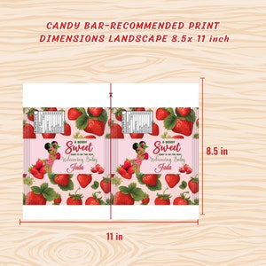 Puede incluir: Dos envoltorios de barra de caramelo imprimibles con fondo rosa y un patr&oacute;n de fresas. Los envoltorios presentan a una ni&ntilde;a negra con un lazo en el pelo y el texto "A Berry Sweet Baby is on the way, Welcoming Baby Jada".